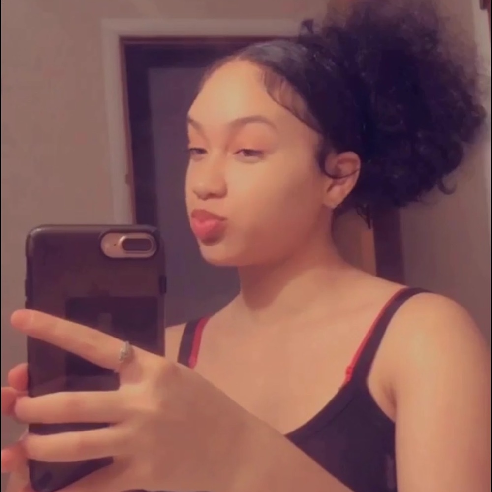 Meet your Posher, Aja